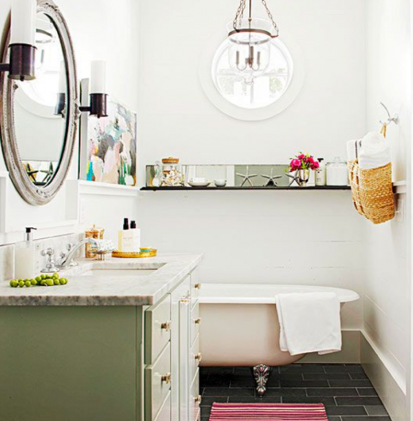 Kamar mandi dengan desain vintage dan aksen klasik